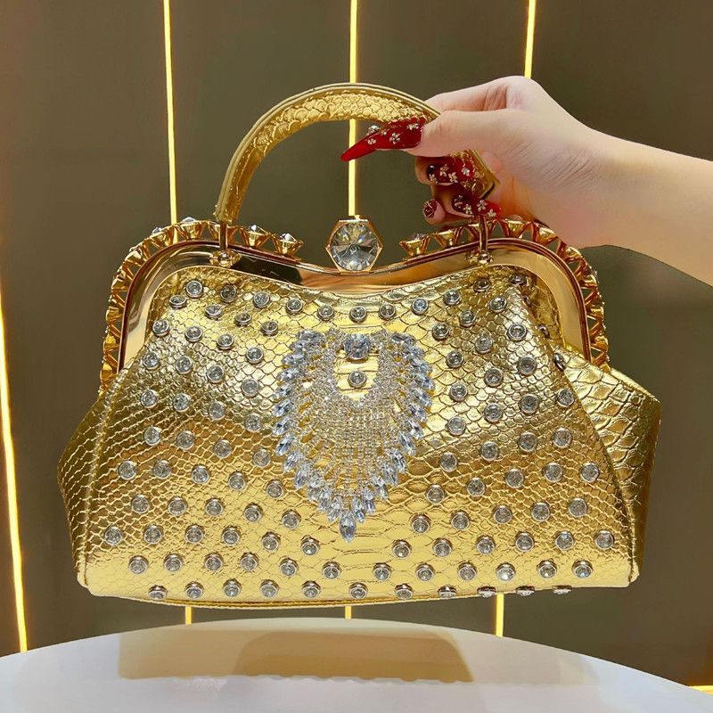 Interior Design High End - 2025, High-End-Handtaschen mit großen Strasssteinen und