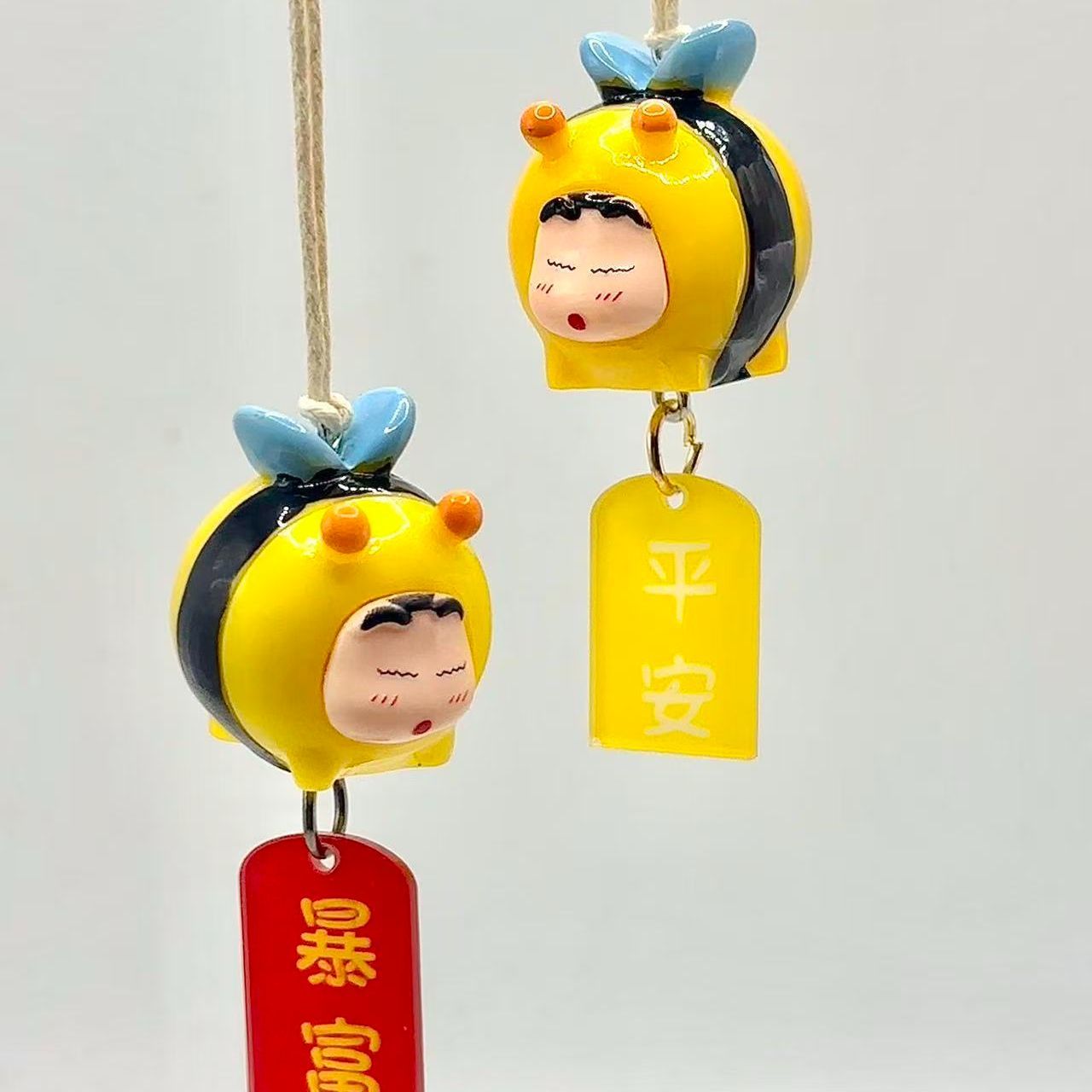 Decorative Mirror - Crayon Shin-chan Bienen-Cosplay-Figur Auto-Hängeanhänger Rückspiegel-Ornament Auto-Innenausstattung
