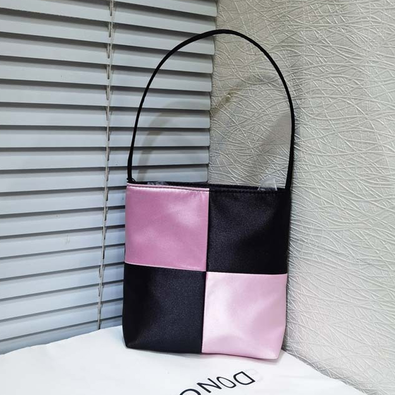 Quadratische Seidenhandtasche  – Interior Design High End Bewertung und Preis